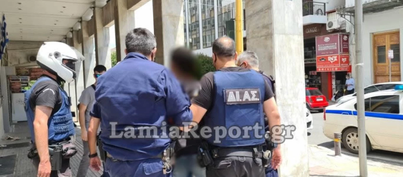 Λαμία: 40χρονος γρονθοκόπησε νεαρό στη στάση χωρίς λόγο